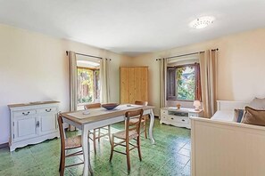 Dining - Casa Iorana E: A characteristic and welcoming apartment located right on the beach, with Free WI-FI. (Santa Caterina dello Ionio)