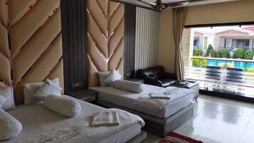 Executive Triple Cottage | Free WiFi