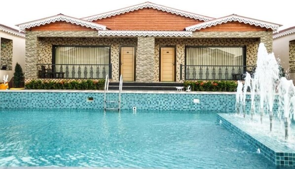 Alberca techada, alberca al aire libre y camas balinesas gratuitas