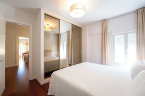 Atico gran lujo, calle 4 diciembre | 1 bedroom, premium bedding, soundproofing, iron/ironing board