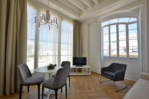 Penthouse | Living room | 40-inch flat-screen TV with satellite channels, TV