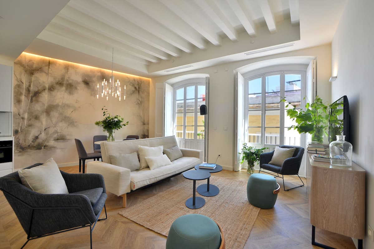 Leilighet – deluxe | Oppholdsrom | En 40-tommers Flatskjerm-TV med Parabol-TV samt TV