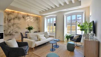 Deluxe-lejlighed | Stue | 40-tommers fladskærms-tv med satellitkanaler, tv