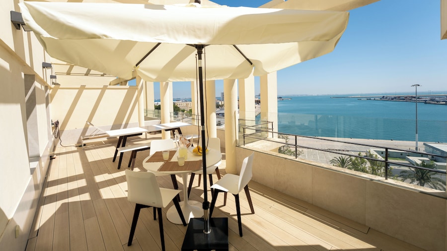 Plaza Mina Suites - Adults Recommended