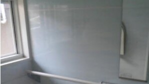 Un baño con bañera, inodoro y lavamanos.