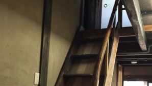 Una escalera de madera de diseño sencillo que baja a un nivel inferior.