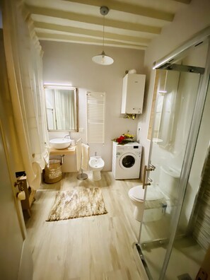 Shower, hair dryer, bathrobes, slippers - sisters' home in the heart of Cortona (Cortona)
