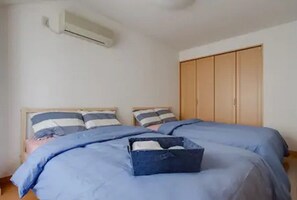 3 habitaciones, escritorio, tabla de planchar con plancha y wifi gratis 