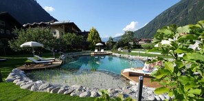 Seasonal outdoor pool, pool umbrellas, sun loungers - Apparthotel Ederfeld (Mayrhofen)