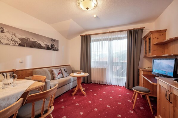 32-inch LCD TV with cable channels, TV - Apparthotel Ederfeld (Mayrhofen)