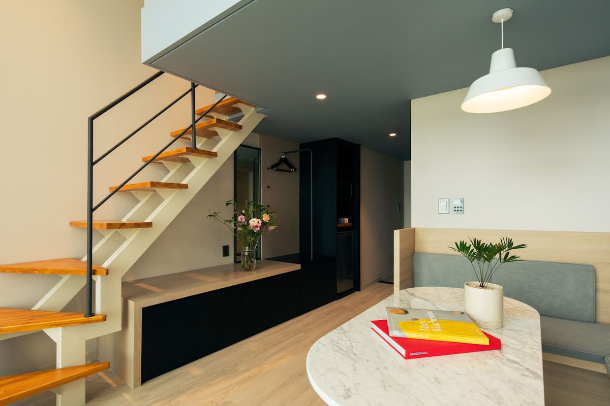 Urban Duplex (No Kitchenette) | Oppholdsområde | Flatskjerm-TV og oppvarmet gulv