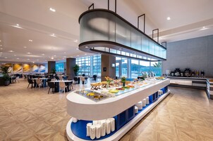 Daily buffet breakfast (KRW 38000 per person)