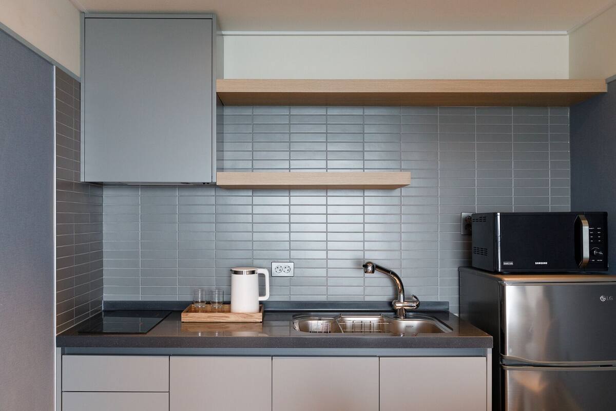 the blue suite mountain (kitchenette) | private kitchenette | mini-fridge, microwave, electric kettle