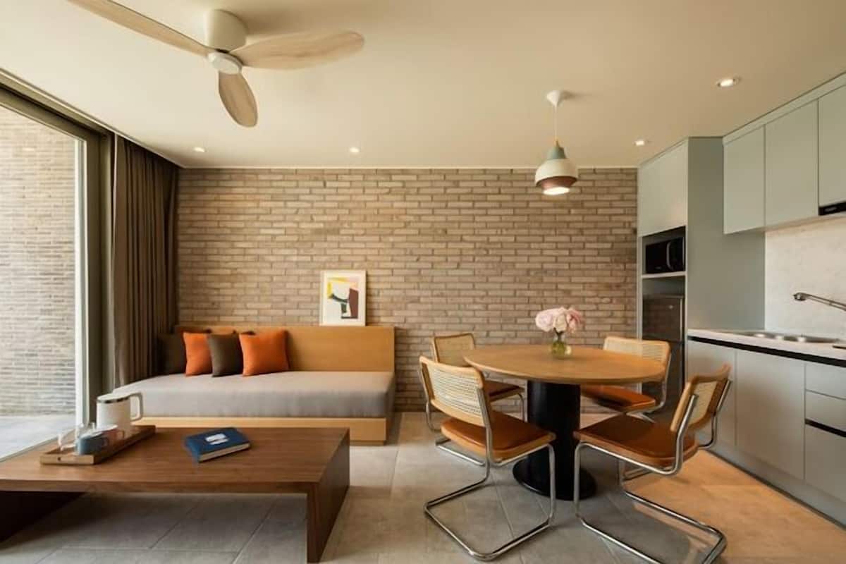The Terrace Suite (1 pet weight 20kg, additional fee for extra / Vaccination certificate required) | Oppholdsområde | Flatskjerm-TV og oppvarmet gulv