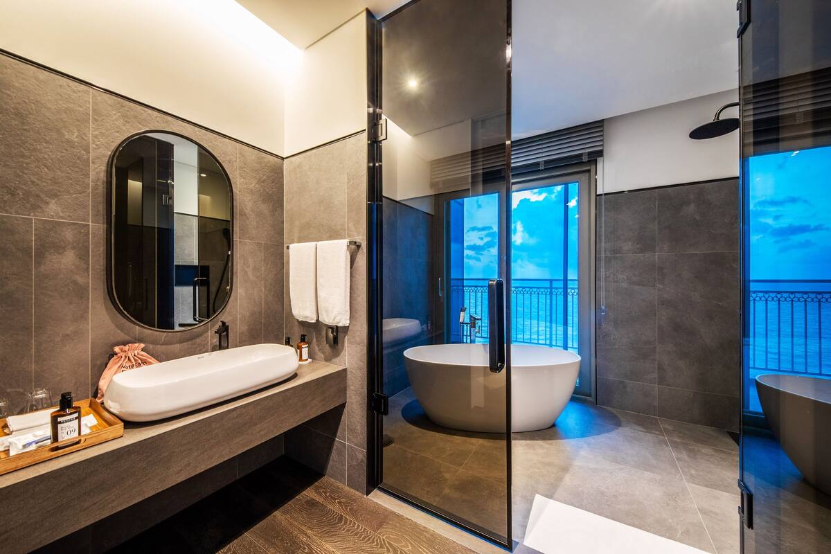 luxury room, 1 double bed, ocean view | bathroom | shower, hair dryer, towels, shampoo