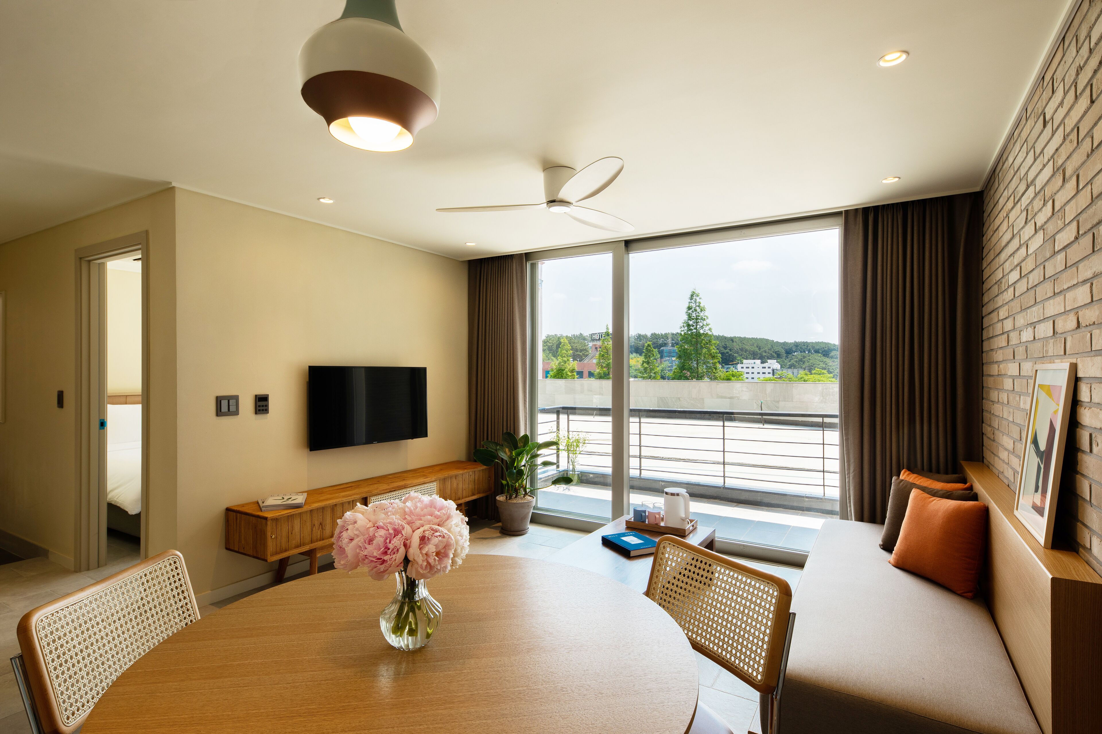 the terrace suite (1 pet weight 20kg, additional fee for extra / vaccination certificate required) | living area | flat-screen tv, heated floors