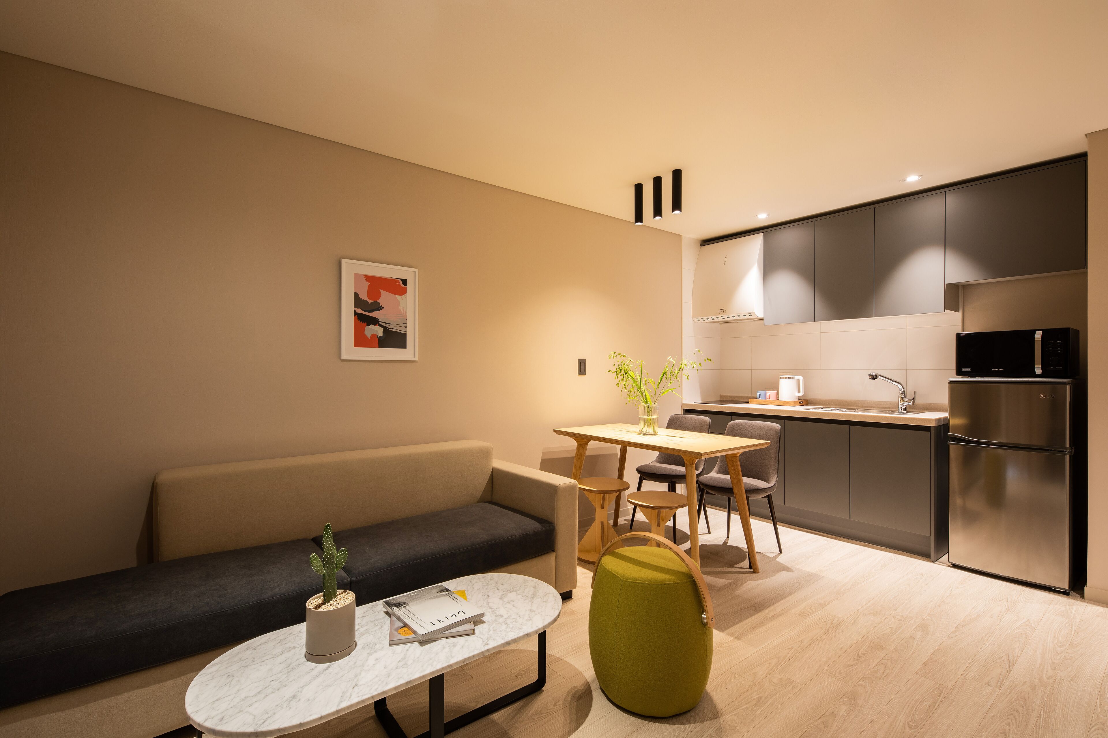 Uma sala de estar moderna com sofá, mesa de centro e área de jantar com cadeiras e mesa.