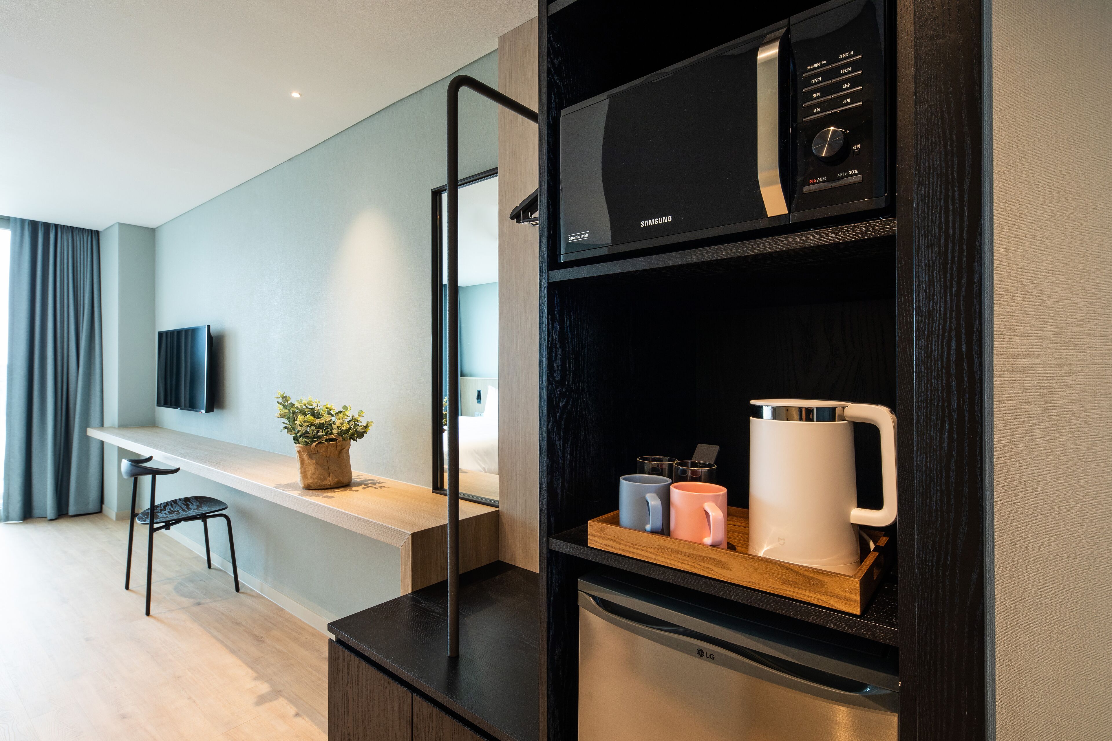 urban double (no kitchenette) | private kitchenette | mini-fridge, microwave, electric kettle