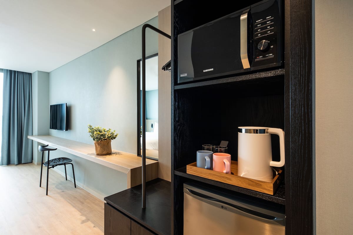 urban double (no kitchenette) | private kitchenette | mini-fridge, microwave, electric kettle