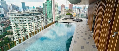 Piscina a l'aire lliure i gandules