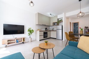Smart TV, DVD player, books - Apartment Anita - Quiet & relaxing seafront apartment 10 minutes from Dubrovnik (Zaton, Dubrovnik)