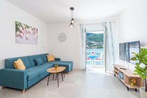 Smart TV, DVD player, books - Apartment Anita - Quiet & relaxing seafront apartment 10 minutes from Dubrovnik (Zaton, Dubrovnik)