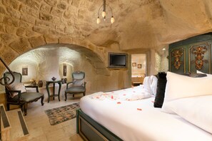 Egyptian cotton sheets, premium bedding, minibar, in-room safe - Elysion Cave Suites (Ürgüp)