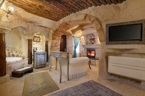 Traditionele suite (Sihirli Kaya) | Lakens van Egyptisch katoen, luxe beddengoed, een minibar