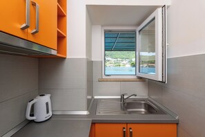 Fridge, stovetop, coffee/tea maker, electric kettle - Quiet & relaxing seafront apartment 10 minutes from Dubrovnik - Apartment Marija (Zaton, Dubrovnik)