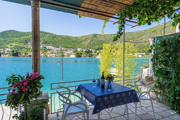 Outdoor dining - Quiet & relaxing seafront apartment 10 minutes from Dubrovnik - Apartment Marija (Zaton, Dubrovnik)