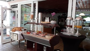Free daily buffet breakfast