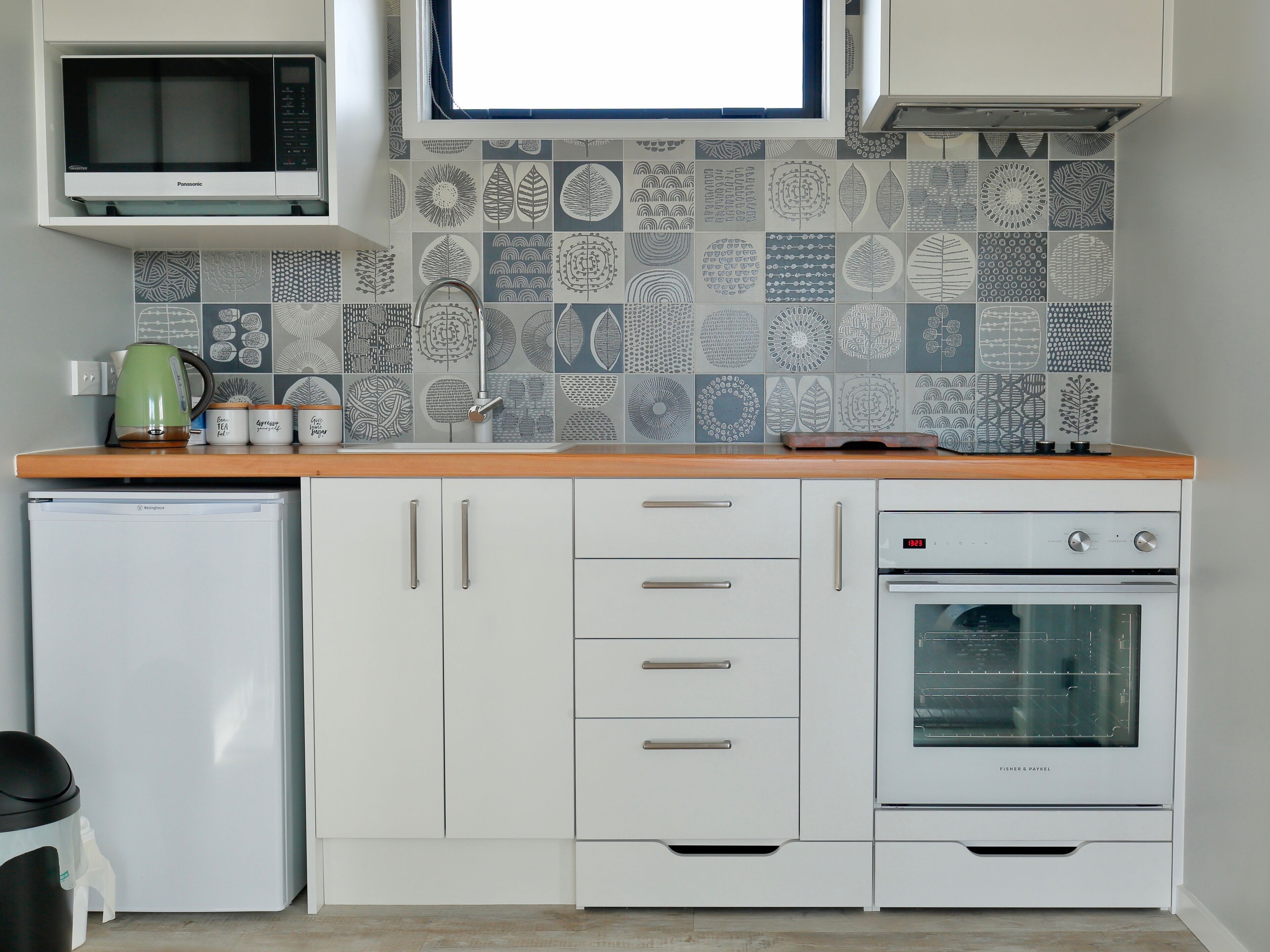 Réfrigérateur, micro-ondes, grille-pain