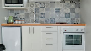 Réfrigérateur, micro-ondes, grille-pain