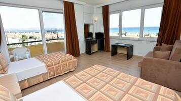 Classic Room | Desk, laptop workspace, free WiFi