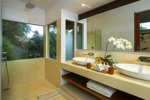 Villa Deluxe | Salle de bain | Douche, serviettes fournies, savon, shampoing