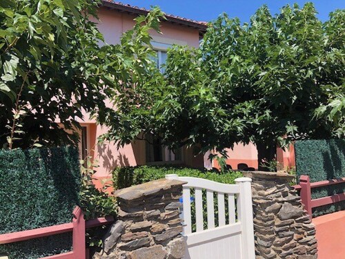 Spacious Villa for 10, 100m from Beach, WiFi, Garden, A/C, Near Shops, Parking Available