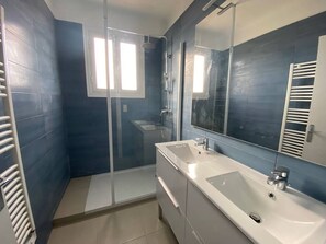 Bathroom - Spacious Villa for 10, 100m from Beach, WiFi, Garden, A/C, Near Shops, Parking Available (Le Barcarès)