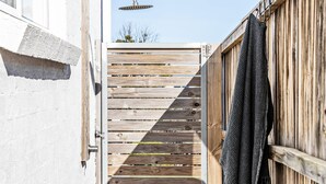 A wooden gate with horizontal slats, a metal latch, and a towel hanging on the right side. - Ohana - Amazing Views (Gerroa)