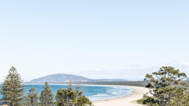 A beach with a clear view of the ocean and distant mountains. - Ohana - Amazing Views (Gerroa)