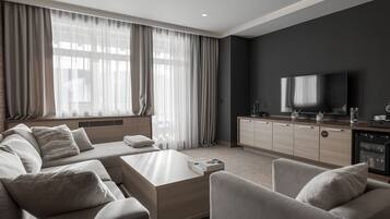 Executive Suite | Minibar, in-room safe, desk, laptop workspace