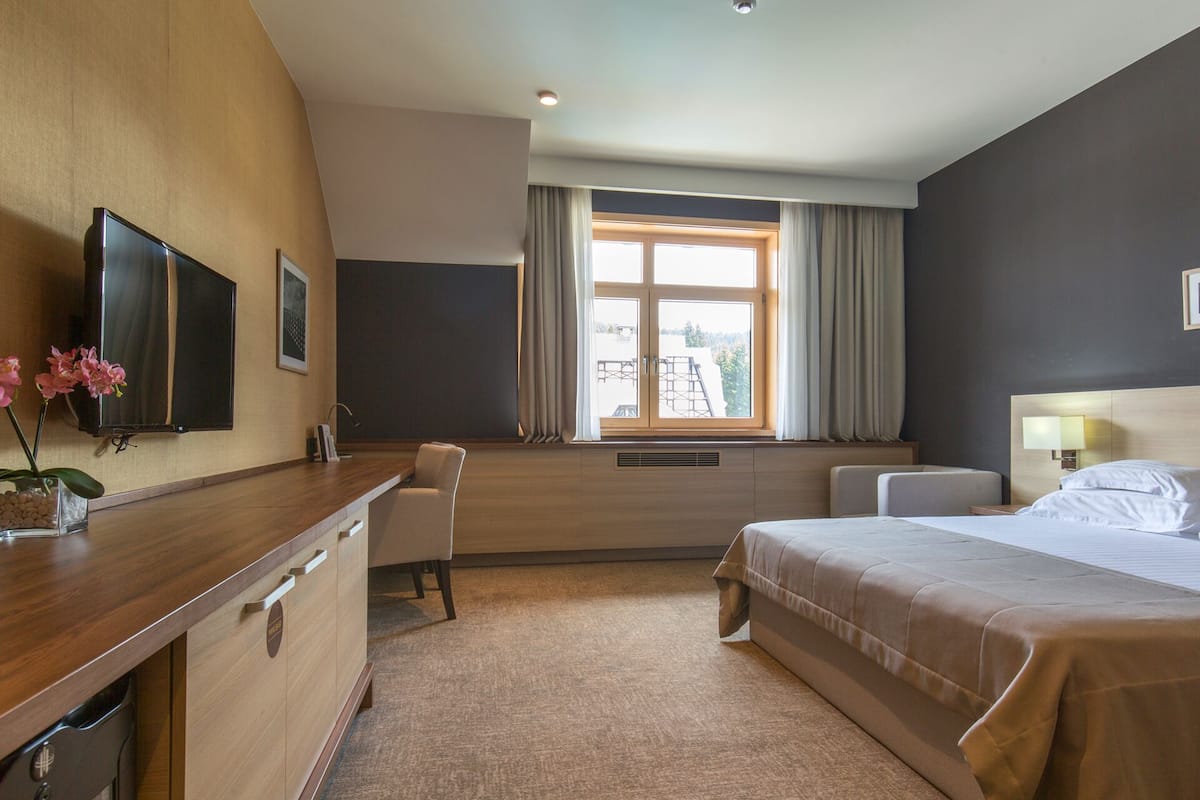 Superior kamer | 1 slaapkamer, een minibar, een kluis op de kamer, een bureau