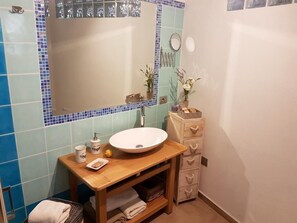 Een douche, een haardroger, handdoeken, zeep