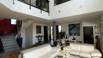 Televisie, een open haard, een dvd-speler en een stereo