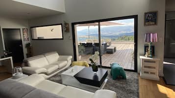 Télévision, cheminée, lecteur de DVD, chaßne hi-fi