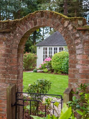 Property grounds - Broad House  - sleeps 8 guests  in 4 bedrooms (Dilham)