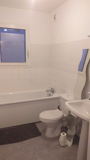 Sèche-cheveux, serviettes fournies