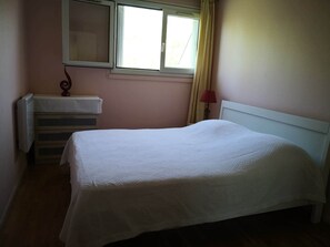 2 slaapkamers, een strijkplank/strijkijzer, wifi, beddengoed