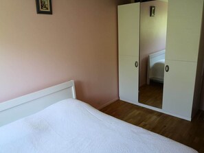 2 makuuhuonetta, silitysrauta/-lauta, Wi-Fi, vuodevaatteet