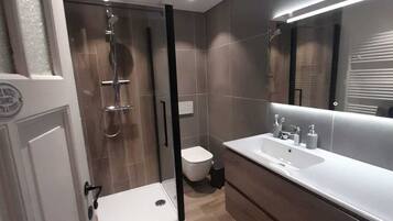 Een douche, een haardroger, handdoeken, zeep