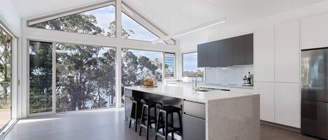 Refrigerador, microondas, horno, placa de cocina